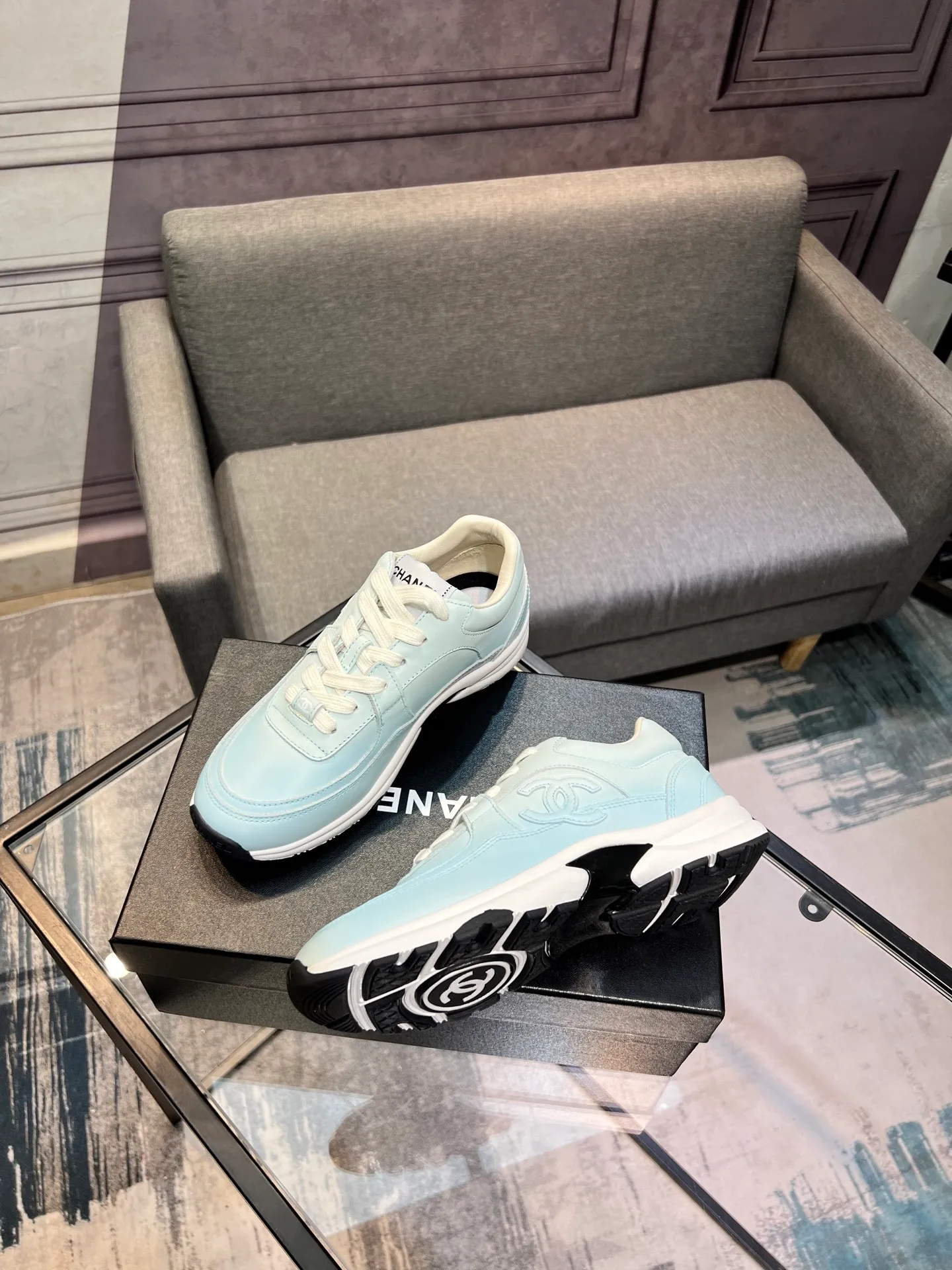 Men's men's shoes 💰660 Exclusive real shot (top version) CHANEL Chanel 2025ss color matching thick-soled casual sports shoes and sneakers. The counter is synchronized. The counter is very popular. A shoe that is very difficult to buy. The most popular thick-soled panda shoes on the Internet. It can be imagined that Xiaoxiang control can't miss it. It has both good looks and comfort. Simple and versatile white shoes. The thick sole increases the height and is super versatile. Close your eyes and wear it. Whoever wears it will look better. Upper: calfskin Lining: imported sheepskin lining Outsole: TPU original outsole Size: 35-44 (customized for women 41 and 40, and 45 for men)
